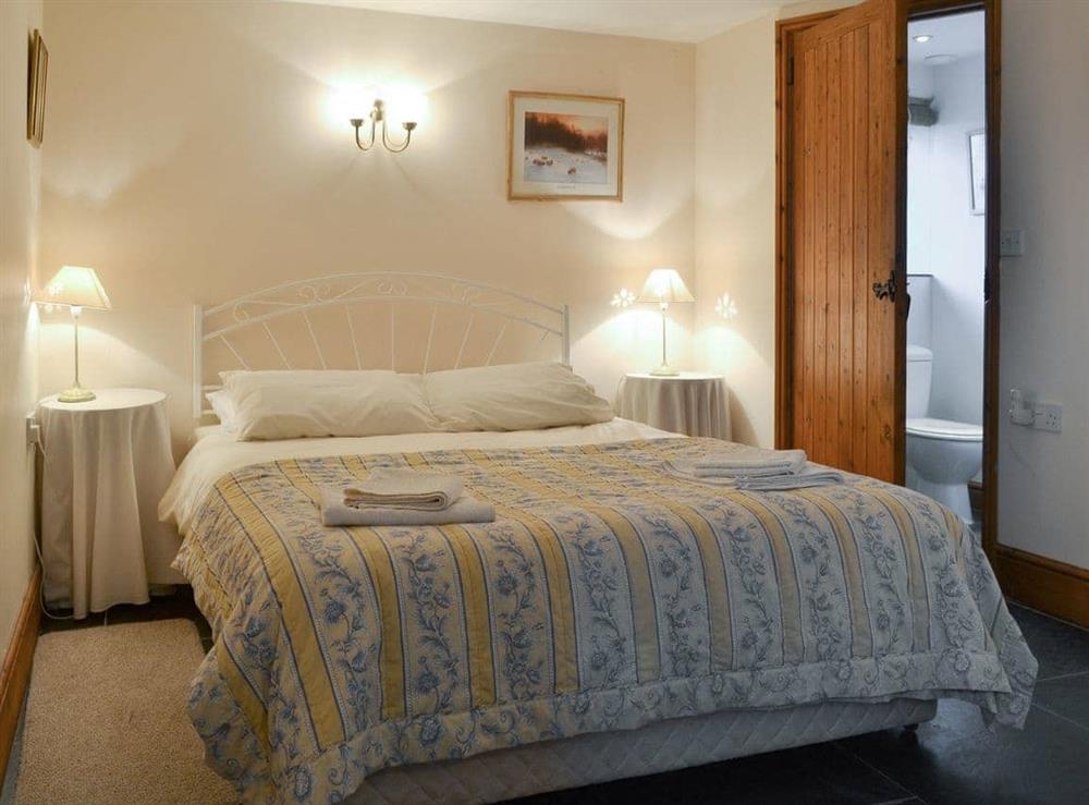 Peaceful en-suite double bedroom at Speke’s Retreat in Hartland, Devon