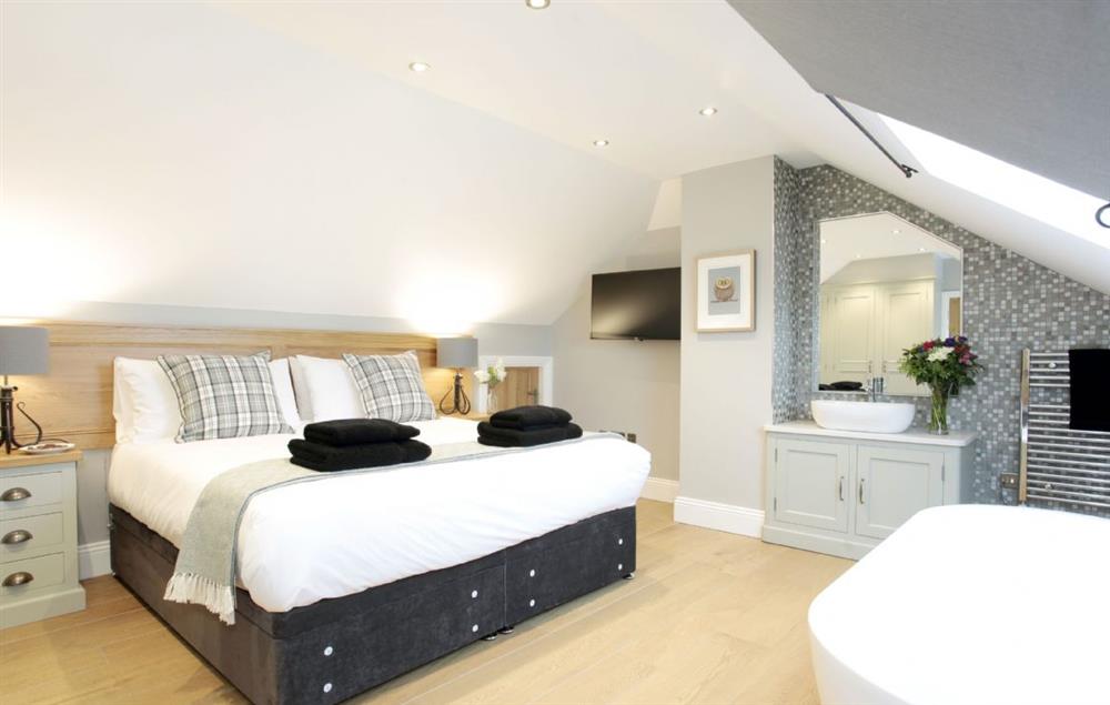 Ground floor: Double bedroom with zip and link bed and en suite shower room at Spicer Manor, Ingbirchworth
