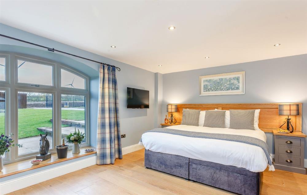 Ground floor: Double bedroom with zip and link bed, en suite and views onto rear lawn at Spicer Manor, Ingbirchworth