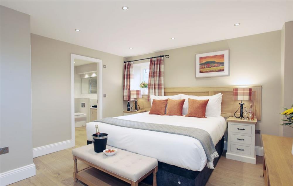Second floor: Double bedroom with zip and link bed and en suite (photo 3) at Spicer Manor, Ingbirchworth