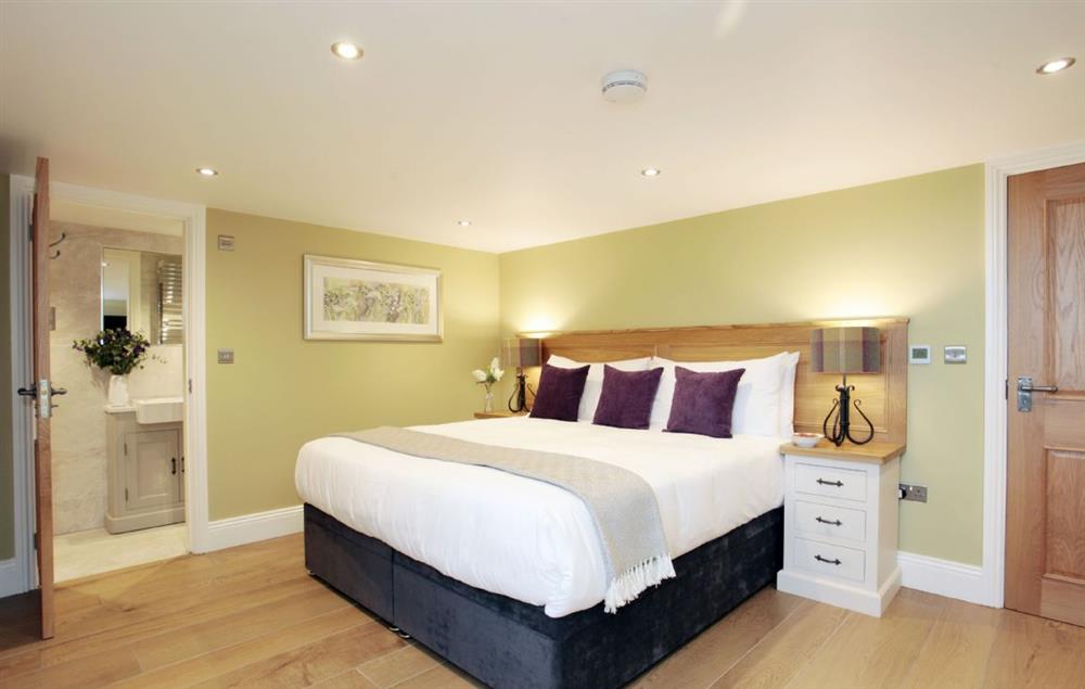 Third floor: Double bedroom with zip and link bed and ensuite at Spicer Manor, Ingbirchworth