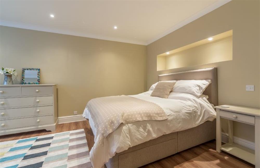 Ground floor: Master bedroom has king-size bed at Spoonbills, Burnham Market near Kings Lynn