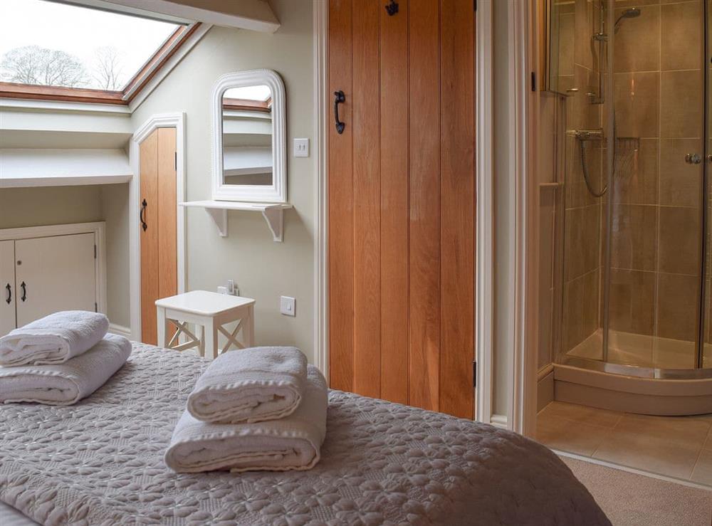 Double bedroom with en-suite (photo 2) at Spring Cottage in Bourton-on-the-Water, Gloucestershire
