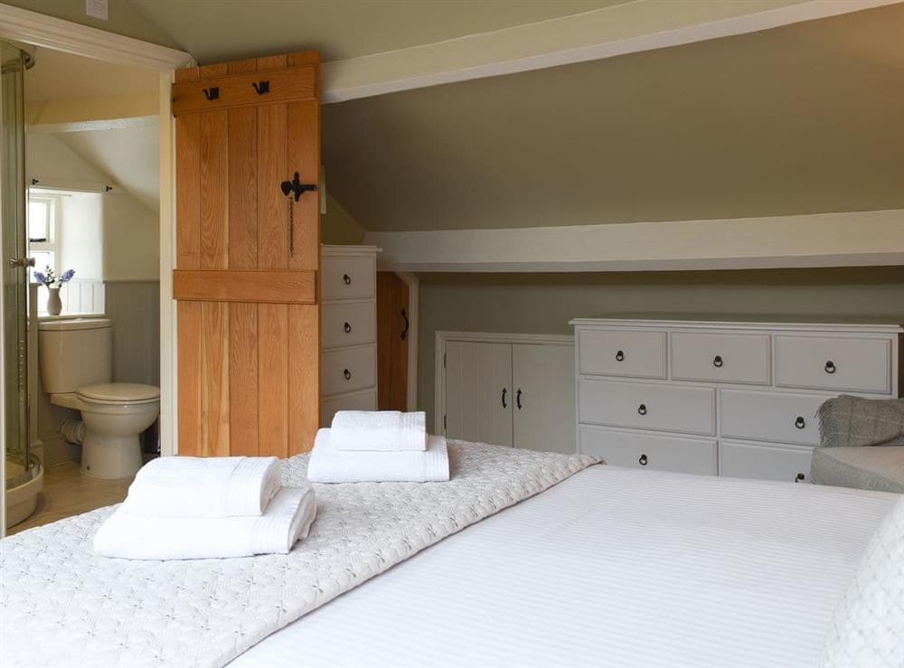 Double bedroom with en-suite at Spring Cottage in Bourton-on-the-Water, Gloucestershire