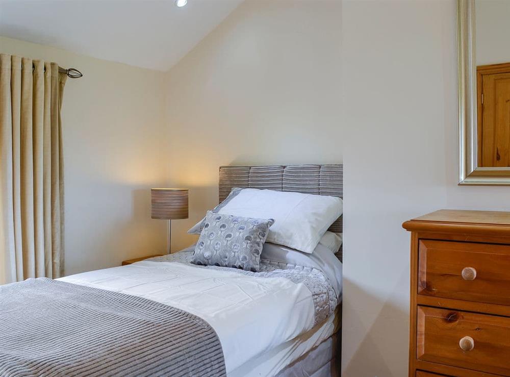 Single bed in the twin room at Farm Cottage, 