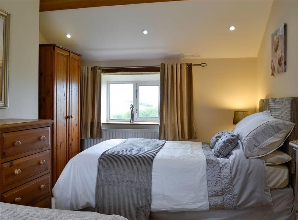 Twin bedroom with single and three-quarter bed at Farm Cottage, 