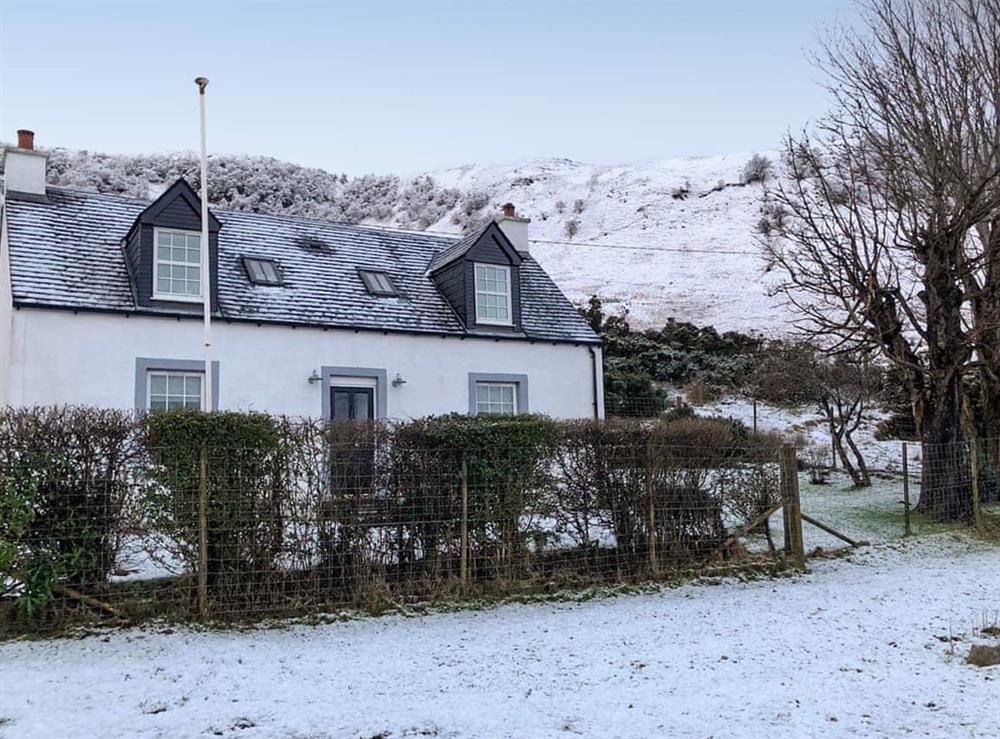 Exterior in winter snow at Sqlarran Cottage in Lochranza, Isle Of Arran