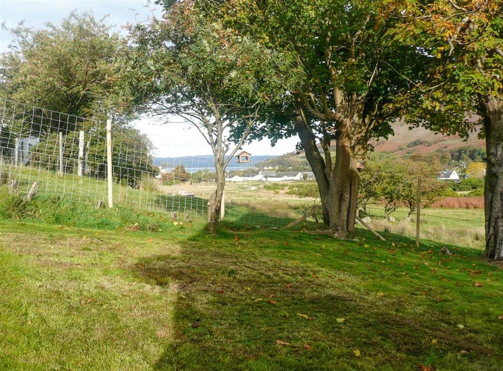 Garden at Sqlarran Cottage in Lochranza, Isle Of Arran