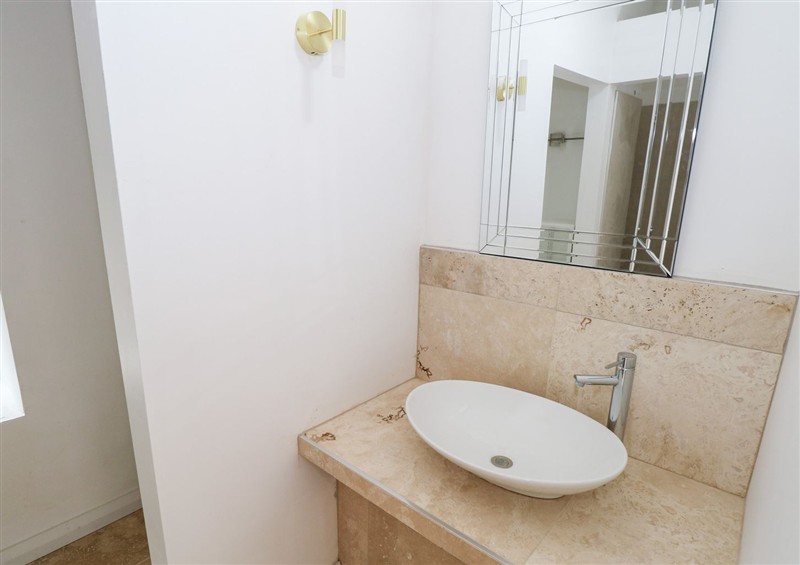 The bathroom at Sruthan Lodge, Ballinaglera near Drumshanbo