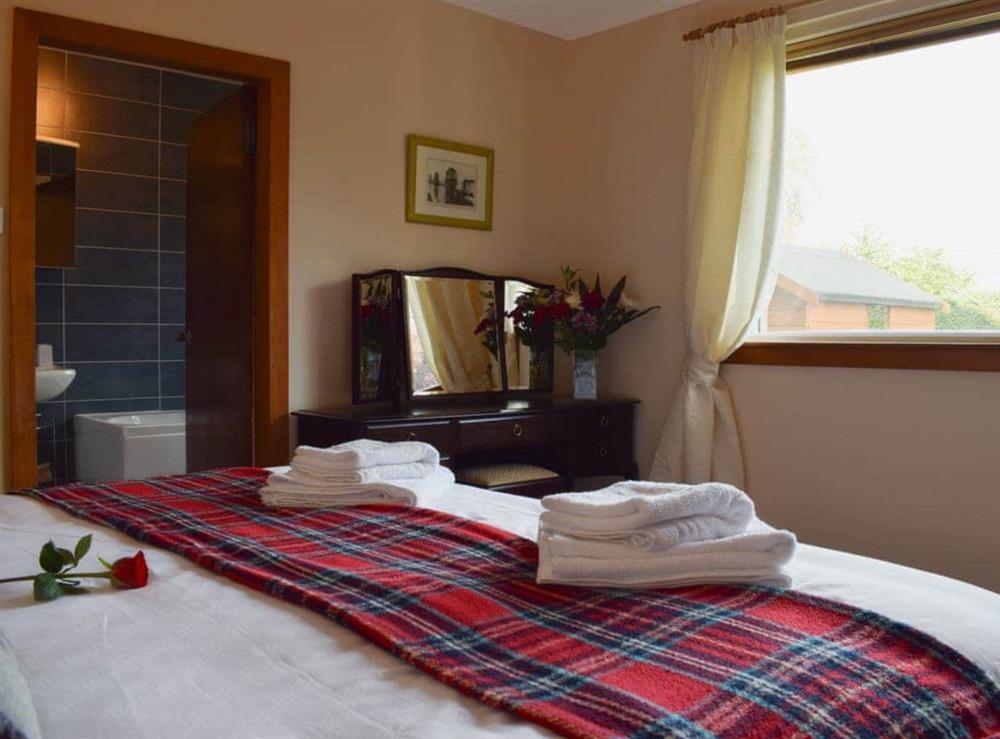 Bedroom with en-suite bathroom at St Andrews Hideaway in St Andrews, Fife