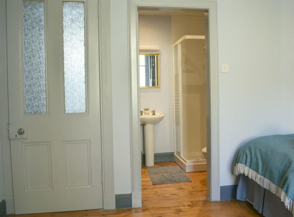 Twin bedroom witth delightful en-suite shower cubicle at St Andrews in Pittenweem, near Anstruther, Fife