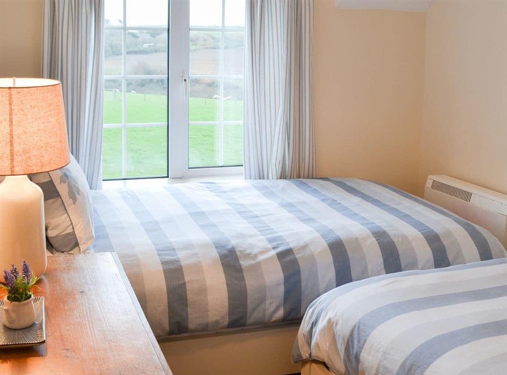 Pretty twin bedded room at St Cadoc Cottage in Harlyn Bay, near Padstow, Cornwall
