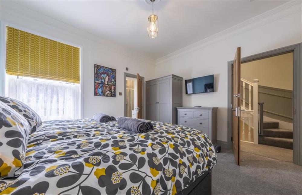Bedroom four with King-size bed and en-suite at St Edmunds View, Hunstanton