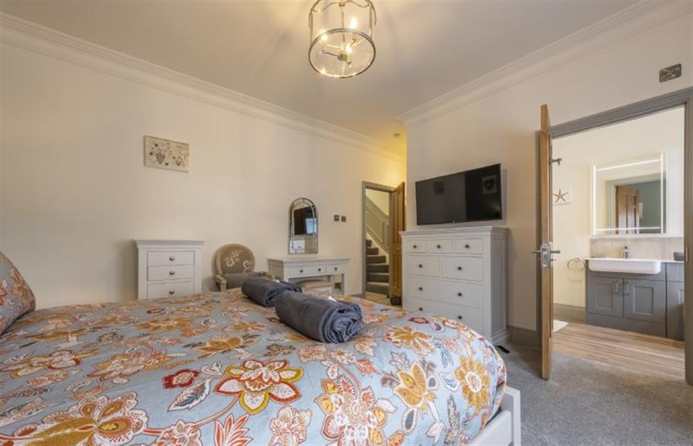 Bedroom two with King-size bed and en-suite (photo 3) at St Edmunds View, Hunstanton