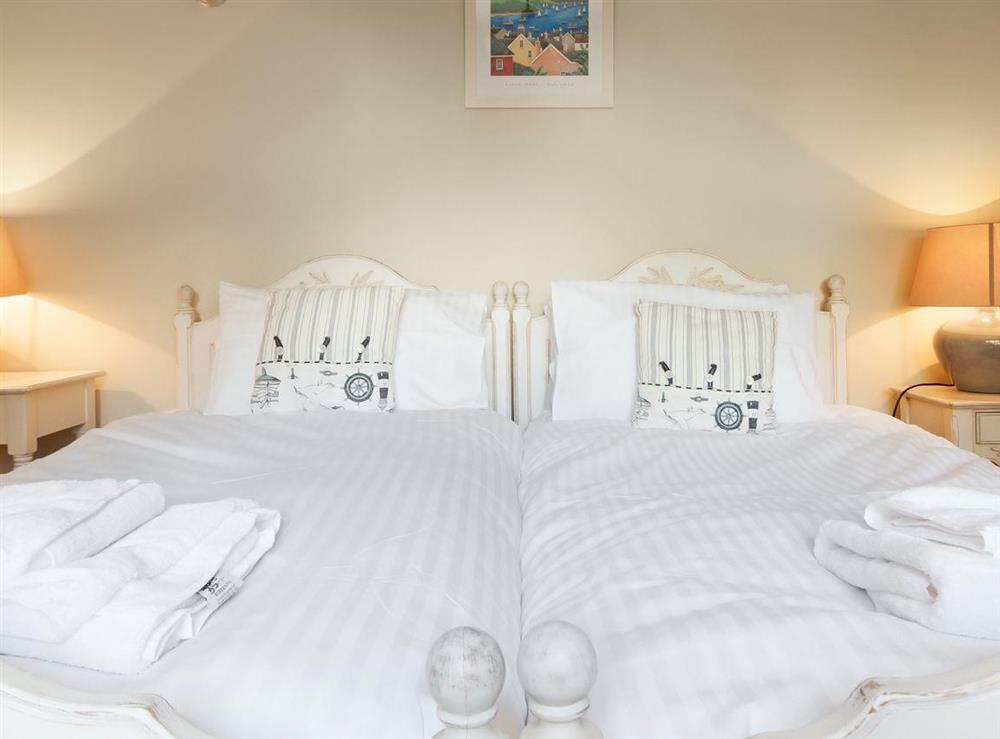Cosy twin bedroom at St Elmo Court 7 in Salcombe, Devon