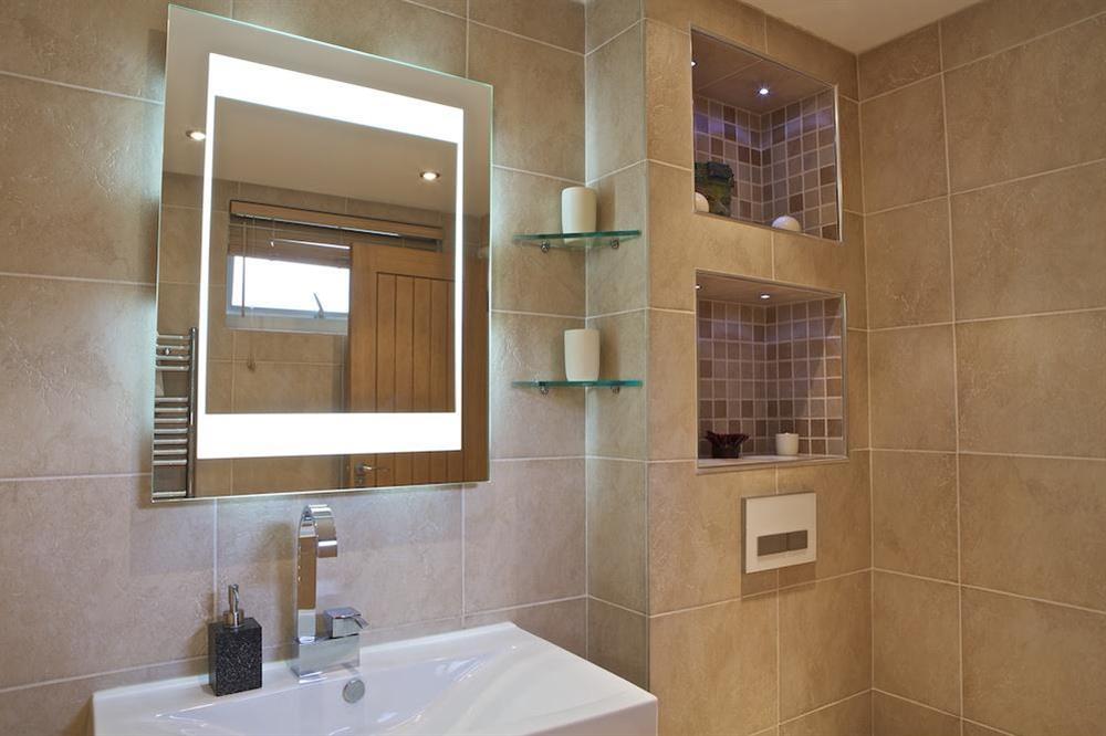 En suite bathroom (photo 2) at St Elmo Lodge in Sandhills Road, Salcombe