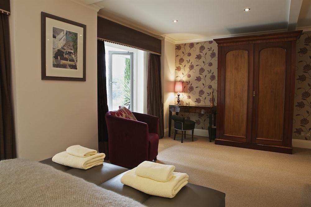 Master bedroom with King-size bed (photo 2) at St Elmo Lodge in Sandhills Road, Salcombe