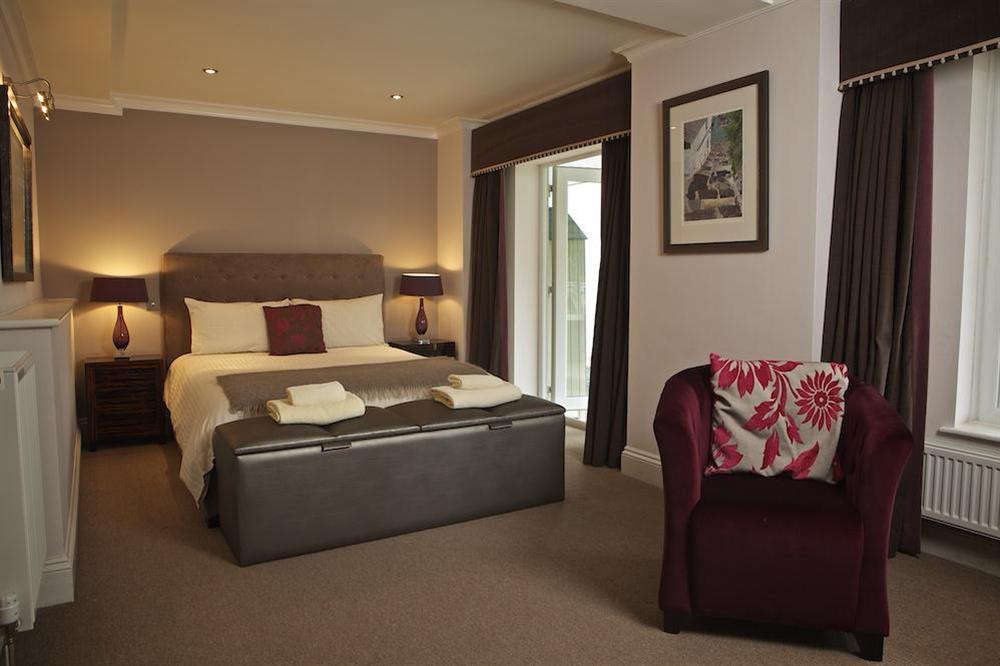 Master bedroom with King-size bed at St Elmo Lodge in Sandhills Road, Salcombe