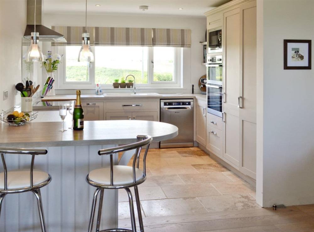Well-equipped kitchen with breakfast bar at St Illex in Port Isaac, Cornwall