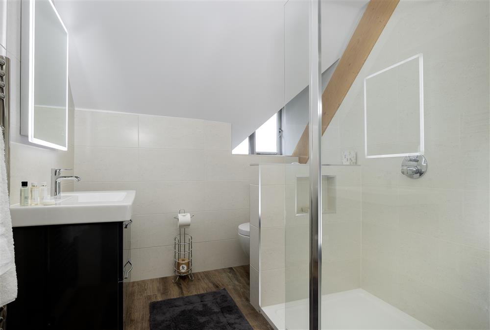 First floor: En-suite shower room to bedroom three at Stable Barn, Little Rissington