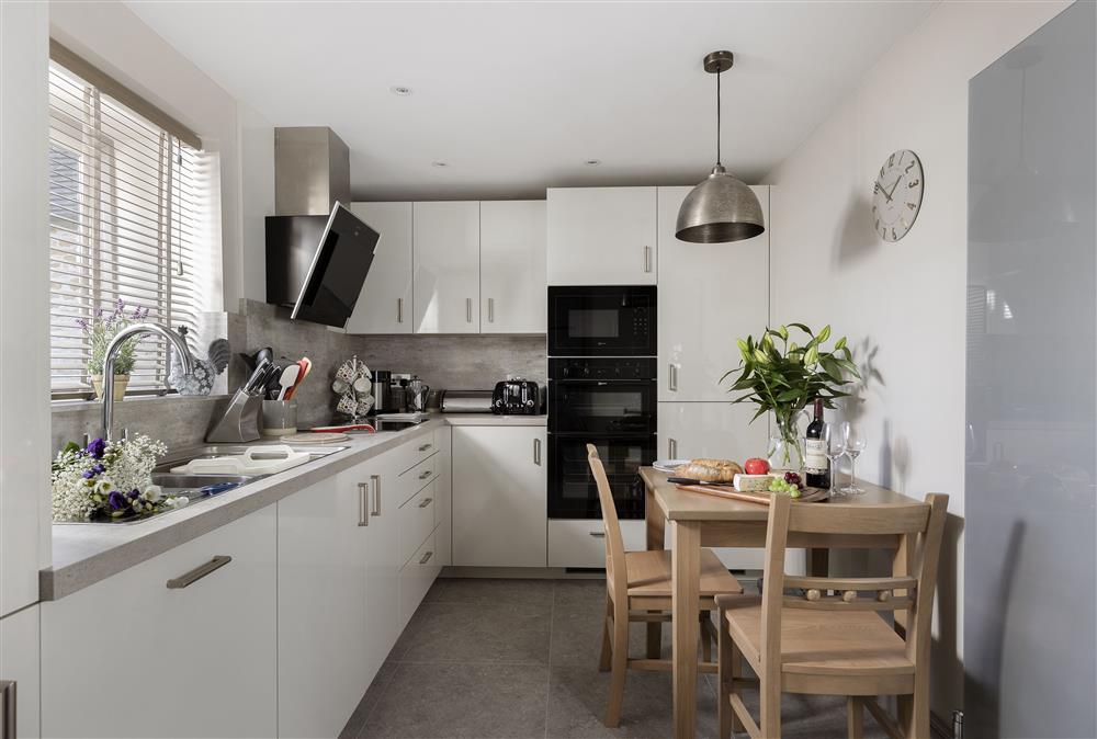 Ground floor: Stylish kitchen with breakfast table and chairs at Stable Barn, Little Rissington