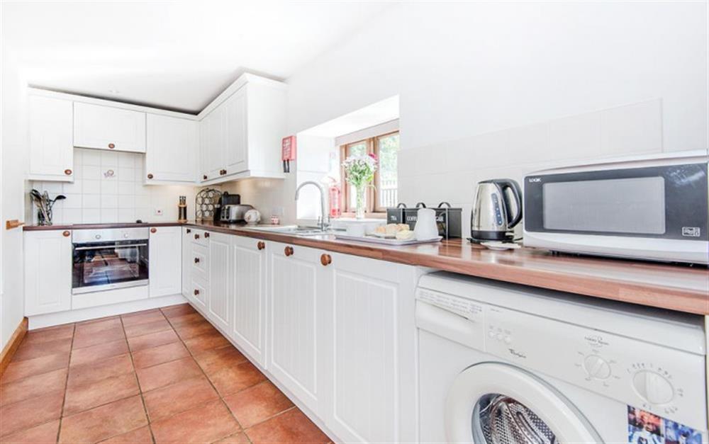 A fully equipped kitchen. at Stable Cottage in Honiton