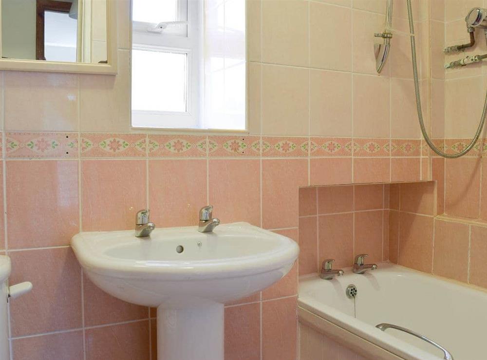 Bathroom at Stable Cottage in Ivy Court Cottages, Llys-y-Fran, Dyfed