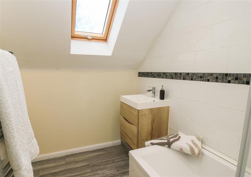 The bathroom at Stable Cottage, Norbury near Wentnor