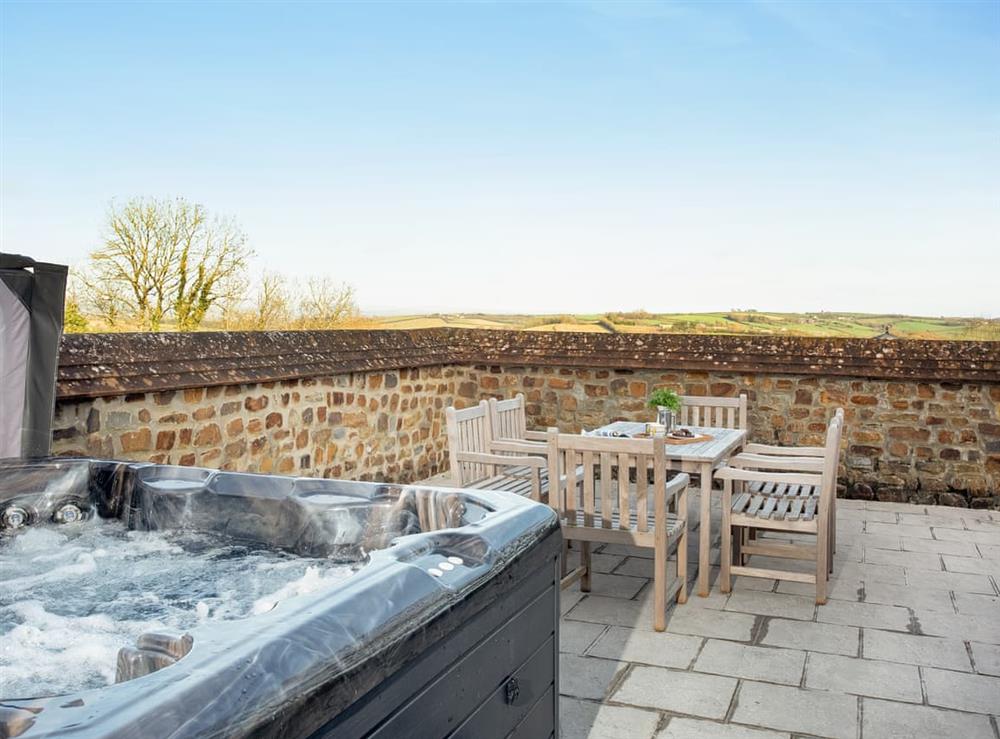 Hot tub at Stable Cottage in Umberleigh, Devon