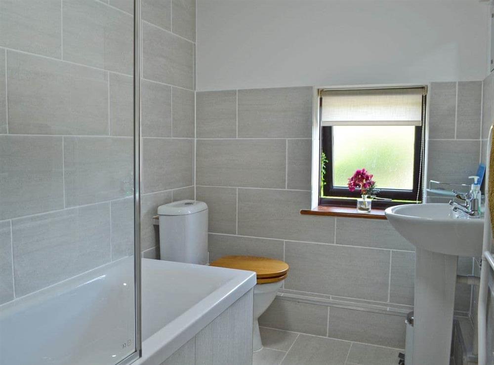 Family bathroom at Stable Cottage in Wadhurst, near Tunbridge Wells, East Sussex