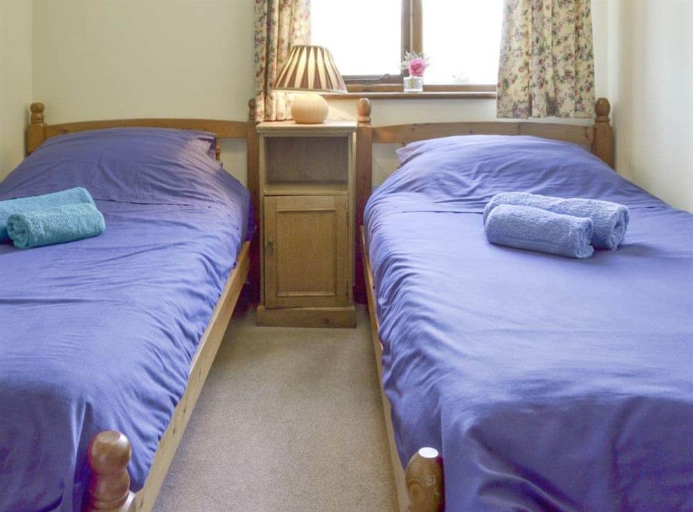Relaxing twin bedroom at Stable Cottage in Wadhurst, near Tunbridge Wells, East Sussex