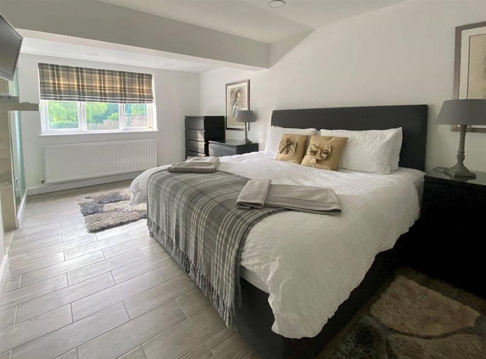 Main bedroom with super king bed and en-suite at Stable View, Ambron House in Cutthorpe, Derbyshire
