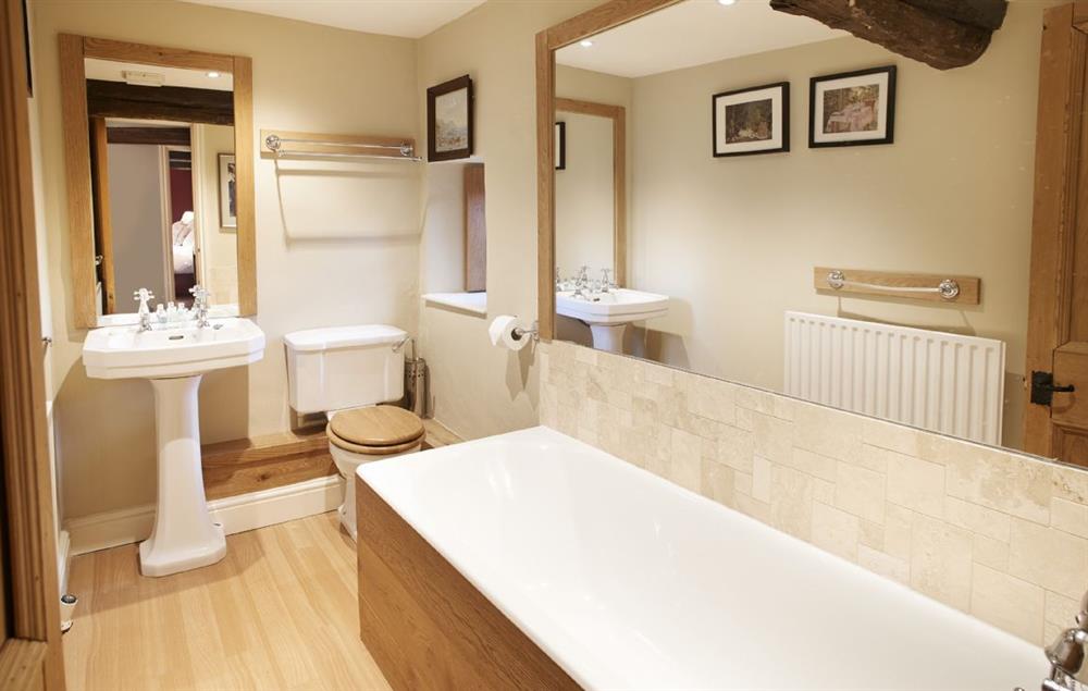 En-suite bathroom to double bedroom at Stag Cottage, Melmerby