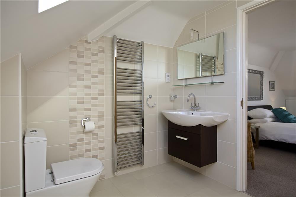 En suite bathroom adjacent to the King size bedroom (photo 2) at Starboard Light in Malborough, Salcombe