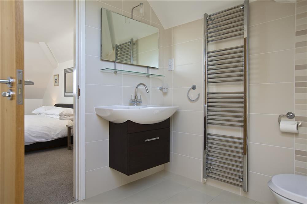 En suite bathroom adjacent to the King-size bedroom at Starboard Light in Malborough, Salcombe