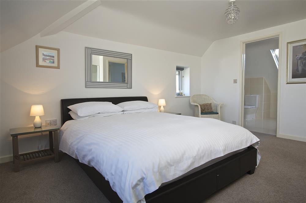 First floor bedroom with en suite bathroom at Starboard Light in Malborough, Salcombe