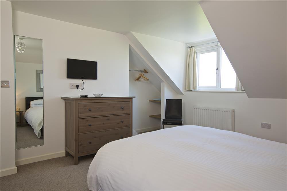 First floor bedroom with King-size bed (photo 2) at Starboard Light in Malborough, Salcombe