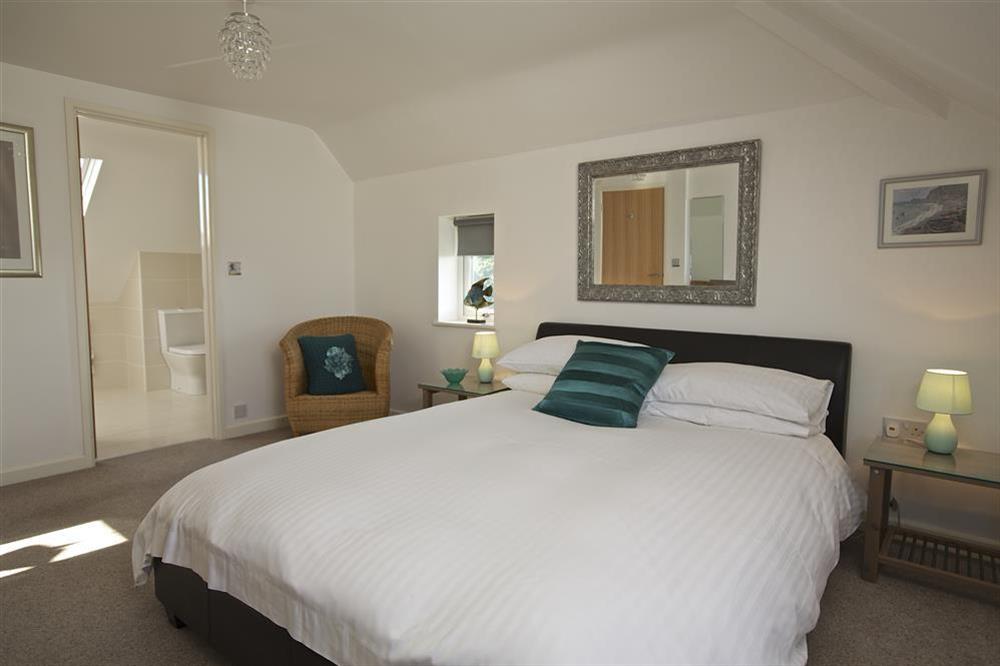 Second first floor bedroom with King-size bed (photo 2) at Starboard Light in Malborough, Salcombe
