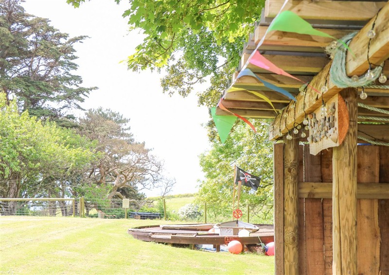 Enjoy the garden (photo 3) at Stardust, Ventnor