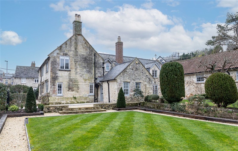 This is the setting of Starre House