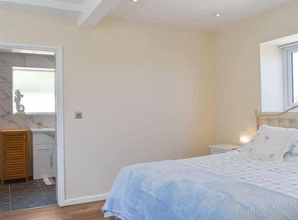 Peaceful en-suite double bedroom at Stars Cottage in Moreton, near Wareham, Dorset