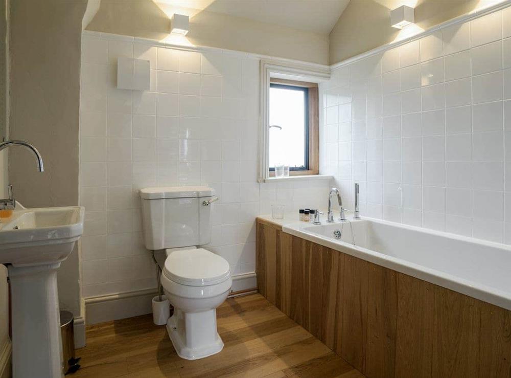 En-suite bathroom at Station Lodge in Stretton-on-Fosse, near Moreton-in-Marsh, Warwickshire