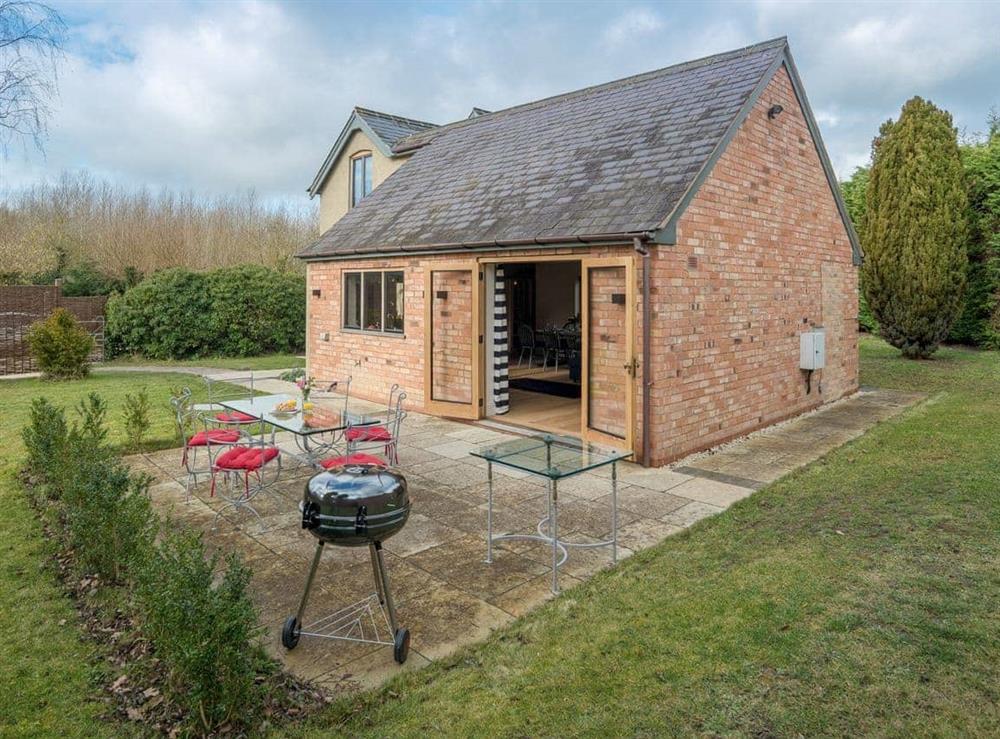 Wonderful holiday home with enclosed garden at Station Lodge in Stretton-on-Fosse, near Moreton-in-Marsh, Warwickshire