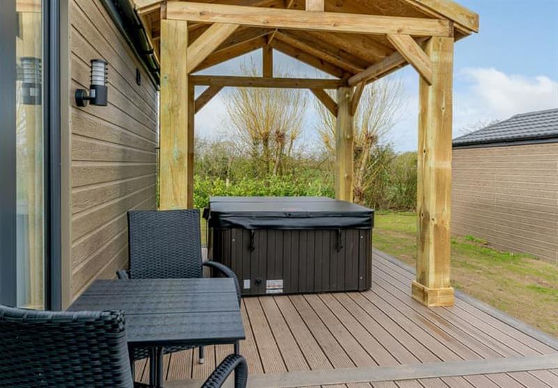 Spindle has an outdoor hot tub at Steam Mill Lodges in Oakthorpe, Swadlincote