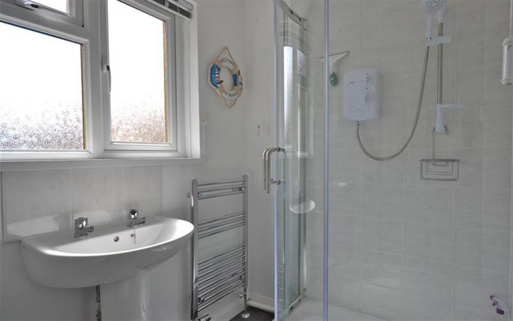 The good sized family shower room at Step-A-Side in Looe
