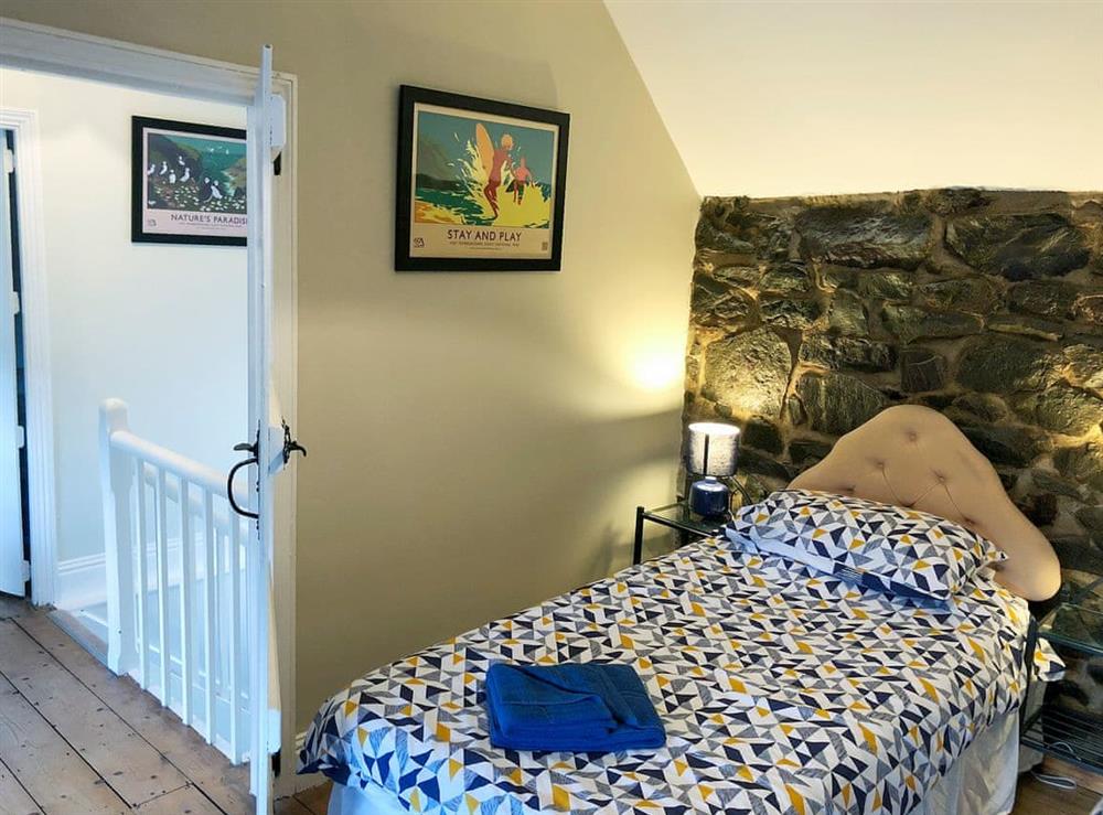Comfortable twin bedroom at Stephens Cottage in Llangwm, near Haverfordwest, Dyfed