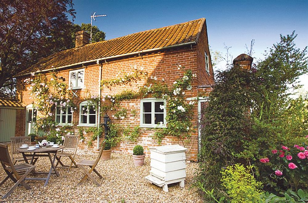 Stockman’s Cottage lies on the outskirts of the village of Foulsham, close to Burnham Market and just 25 minutes from the coast.  