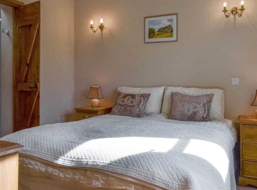 Peaceful double bedroom with en-suite at Stocks Tree Cottage in Preston Wynne, Herefordshire