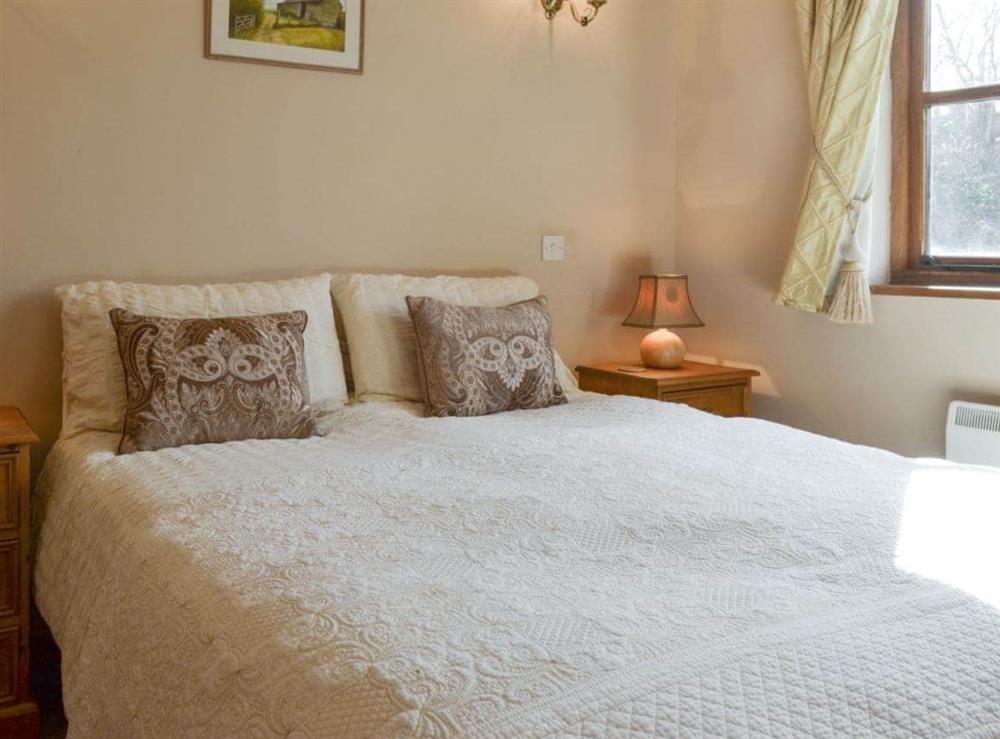 Relaxing double bedroom with en-suite at Stocks Tree Cottage in Preston Wynne, Herefordshire