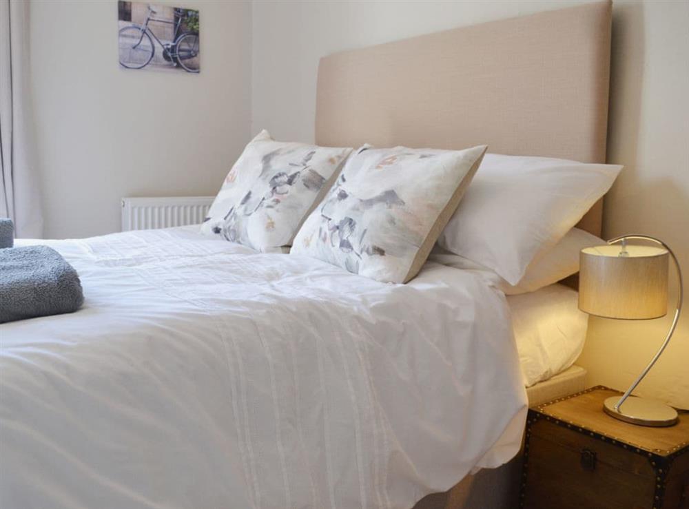 Cool crisp bed linen in the double bedroom at Stockwell Street in Cambridge, Cambridgeshire